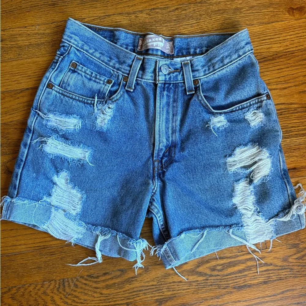 Levi’s Vintage 90’s 550 light wash student fit high rise cut off jean shorts